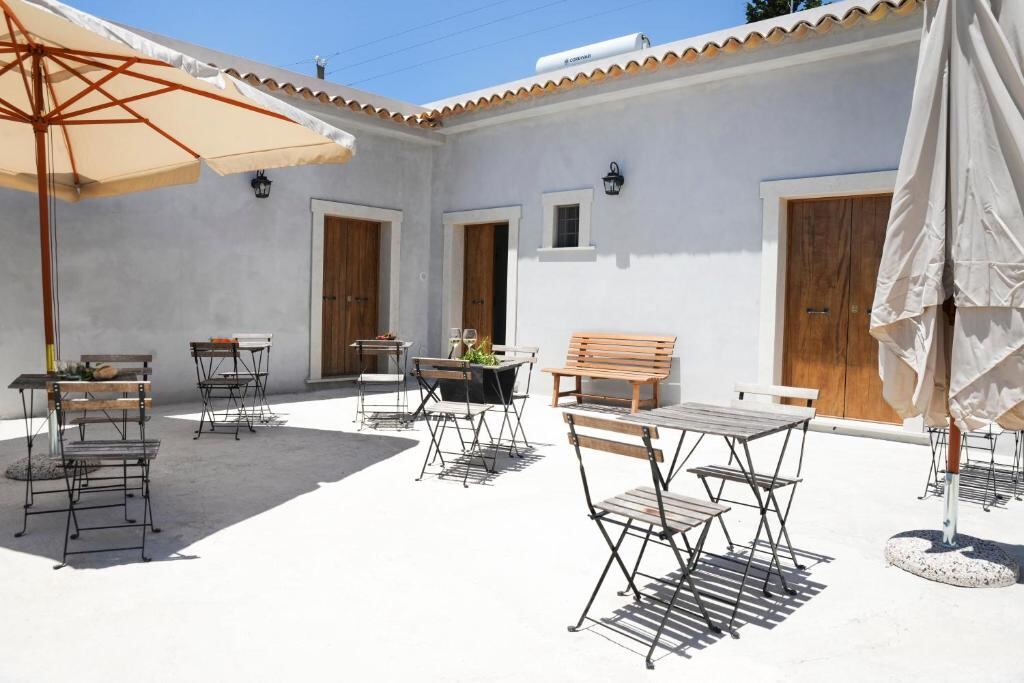 Jardinu - cortile con ombrelloni vicino a Noto